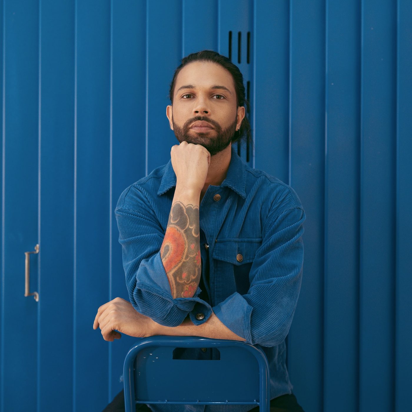 Retrato de Pazz con campera de corderoy azul